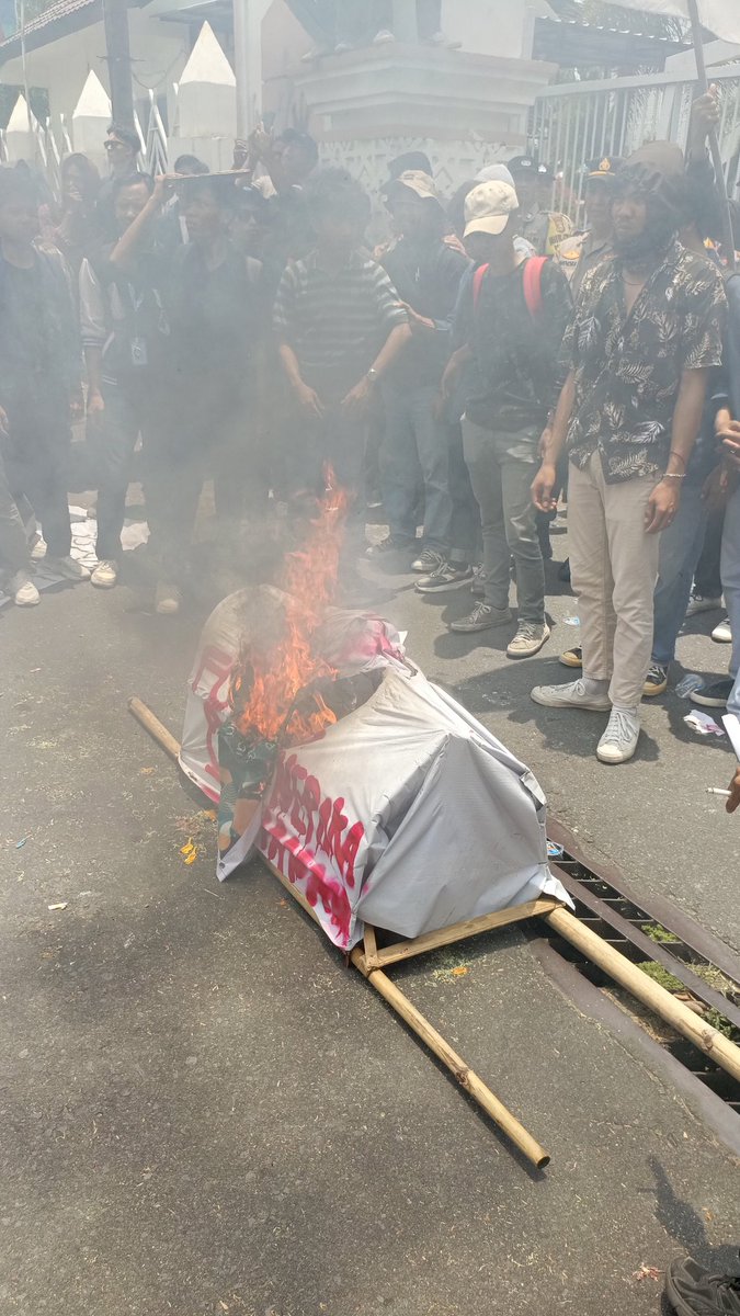 MEDIAunram's tweet photo. Ketua DPRD NTB yang kerap absen dalam setiap aksi demonstrasi menjadi sorotan utama. Dalam aksi tersebut, koordinator umum aliansi dengan tegas menyatakan bahwa “Ketua DPRD takut temui massa aksi,” dengan alasan sedang berada di Jakarta. https://t.co/KtuX1BglDI
