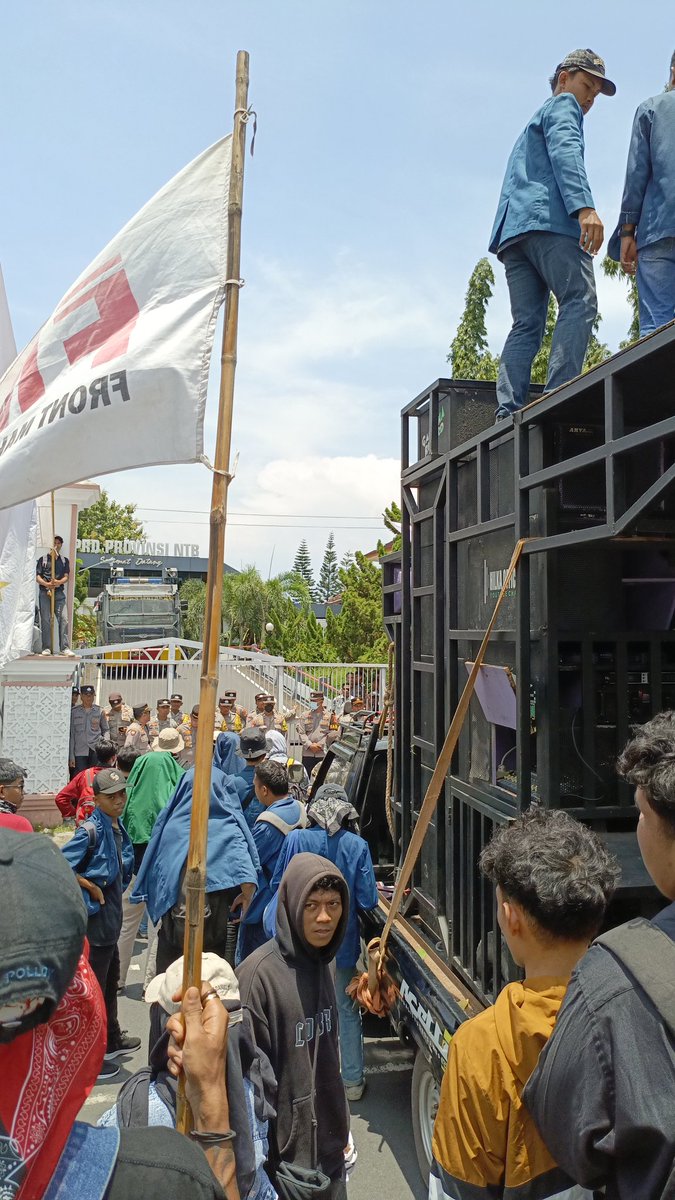 MEDIAunram's tweet photo. Ketua DPRD NTB yang kerap absen dalam setiap aksi demonstrasi menjadi sorotan utama. Dalam aksi tersebut, koordinator umum aliansi dengan tegas menyatakan bahwa “Ketua DPRD takut temui massa aksi,” dengan alasan sedang berada di Jakarta. https://t.co/KtuX1BglDI
