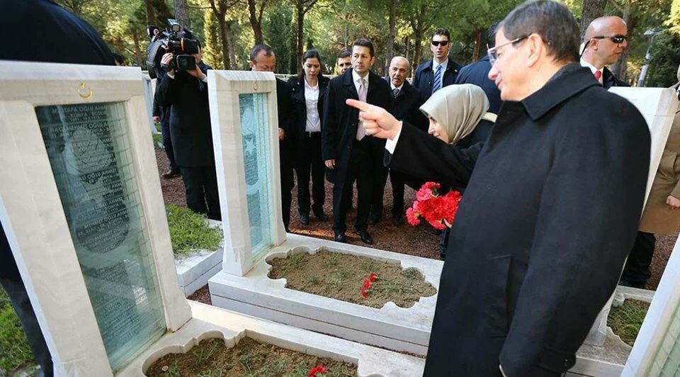 Bu taşların tamamı semboliktir.
Dönemin akpli başbakanı Davutoğlu tarafından eklenmiştir ve Çanakkale Zaferine Arapları da dahil etme çabasıdır.
Ama A.D.'nin unuttuğu bir şey vardır. İdlip, Halep'ten gelenleri Suriyeli gibi göstermeye çalışsalar da Araplarda Mehmet ismi yoktur.