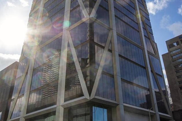 I See Spots: the sun peeks out from behind The One, under construction at Bloor and Yonge streets in the heart of Toronto. urbantoronto.ca/news/2025/02/i… #Toronto #development #DailyPhoto