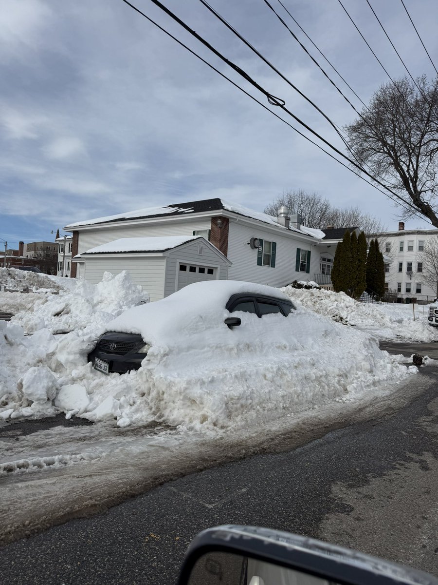 mltay85's tweet photo. Saw this car totally buried in snow & ice. There is a parking ban and not sure what the plows will do. Will they try to plow around? No matter, this car will not melt til May. ❄️🥶
#snow #mainesnow #mainewinter #mainelife https://t.co/m47nv59AVo