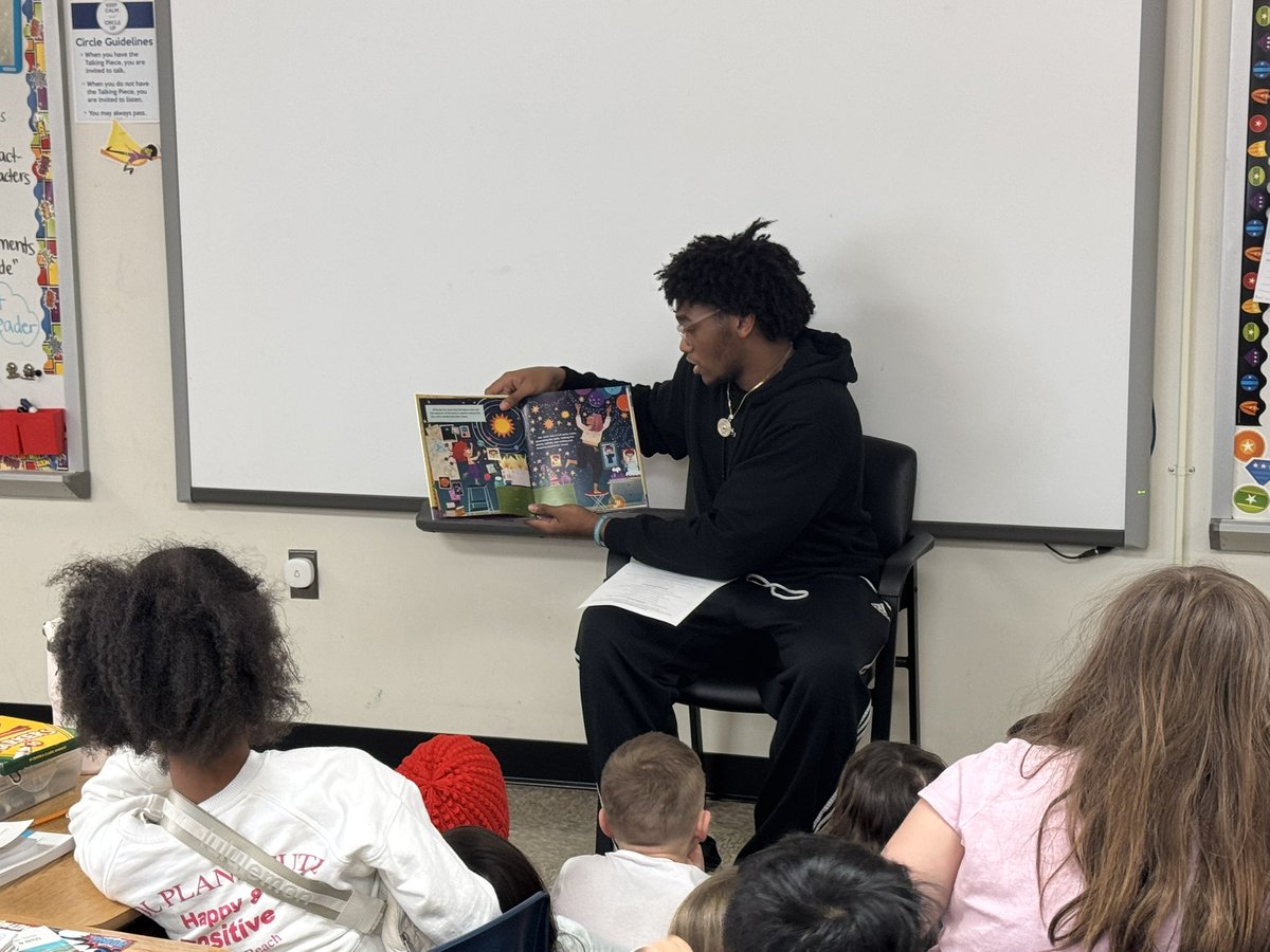 CroftonHsSports's tweet photo. Some of our student-athletes (the big kids π) traveled to @CroftonWoodsES today to read to students. Lots of smiles, excitement, connections made, & re-connecting past teachers. It was a great day! #TogetherCardsFly #WeAreCrHSUnified #CrHSCommUNITY https://t.co/cpI9FCEDut