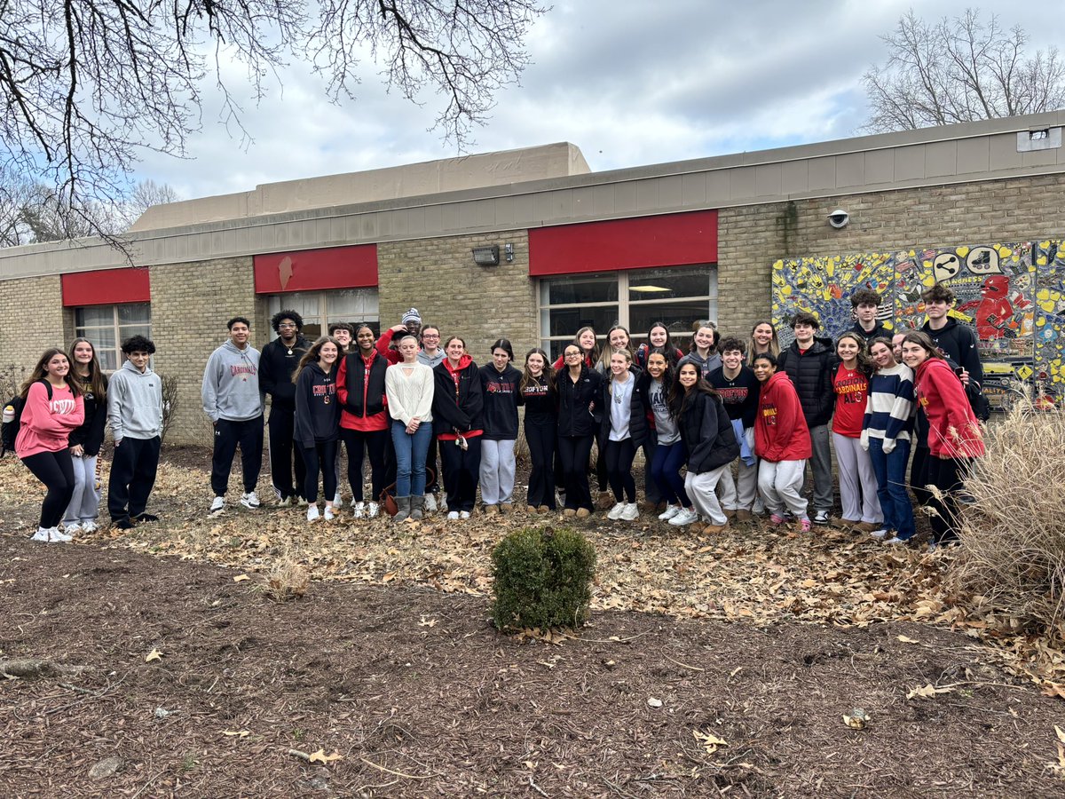 CroftonHsSports's tweet photo. Some of our student-athletes (the big kids π) traveled to @CroftonWoodsES today to read to students. Lots of smiles, excitement, connections made, & re-connecting past teachers. It was a great day! #TogetherCardsFly #WeAreCrHSUnified #CrHSCommUNITY https://t.co/cpI9FCEDut