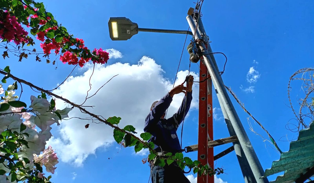 PrensaSSE's tweet photo. El programa #LucesDeEsperanza, impulsado por nuestro Alcalde @josemariachicas, continúa transformando la infraestructura de iluminación en San Salvador Este. En esta ocasión, los equipos municipales realizaron trabajos de reparación e instalación de luminarias en las 📍Colonias Monte Carmelo y Florencia del Distrito Soyapango, beneficiando a muchas familias.

Estas acciones forman parte del compromiso de la administración municipal para mejorar la seguridad y calidad de vida de los ciudadanos a través de un servicio de iluminación público eficiente y moderno.

#SanSalvadorEste
#LucesDeEsperanza
#AlcaldeJoséChicas