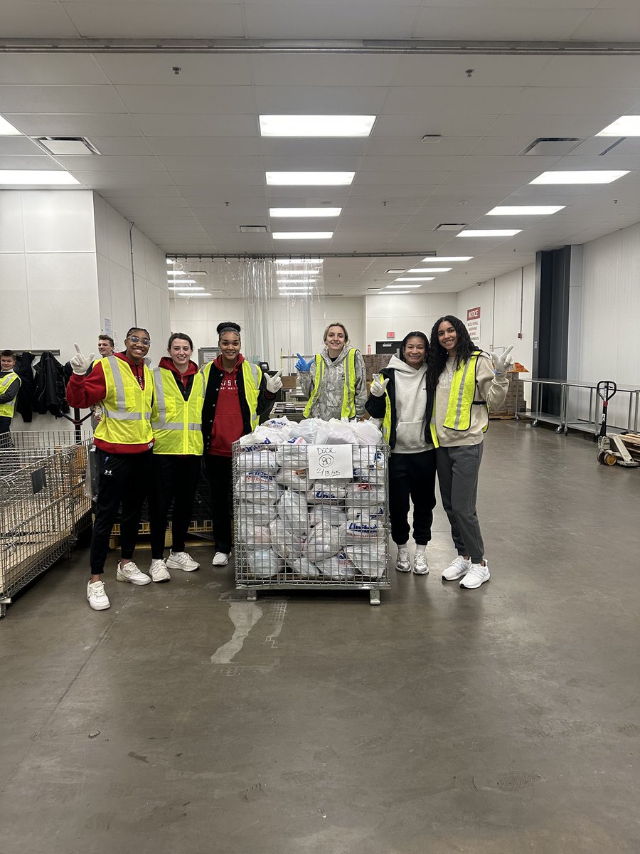 Jalynn Bristow πΈπ½ (@bristowjalynn) on Twitter photo I had the opportunity to help volunteer at the South Plains Food Bank warehouse this week!! Thank you to the <a href="/MatadorClubOrg/">The Matador Club</a> I had the opportunity to help volunteer at the South Plains Food Bank warehouse this week!! Thank you to the <a href="/MatadorClubOrg/">The Matador Club</a>