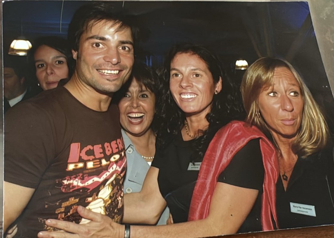 BegoGuell's tweet photo. @CHAYANNEMUSIC Hace 20 años en Santiago, cuando pasaste a saludar a tu amigo IC en la inauguración del nuevo edificio corporativo de LAN 🇨🇱✈️ https://t.co/rRD5idxrei