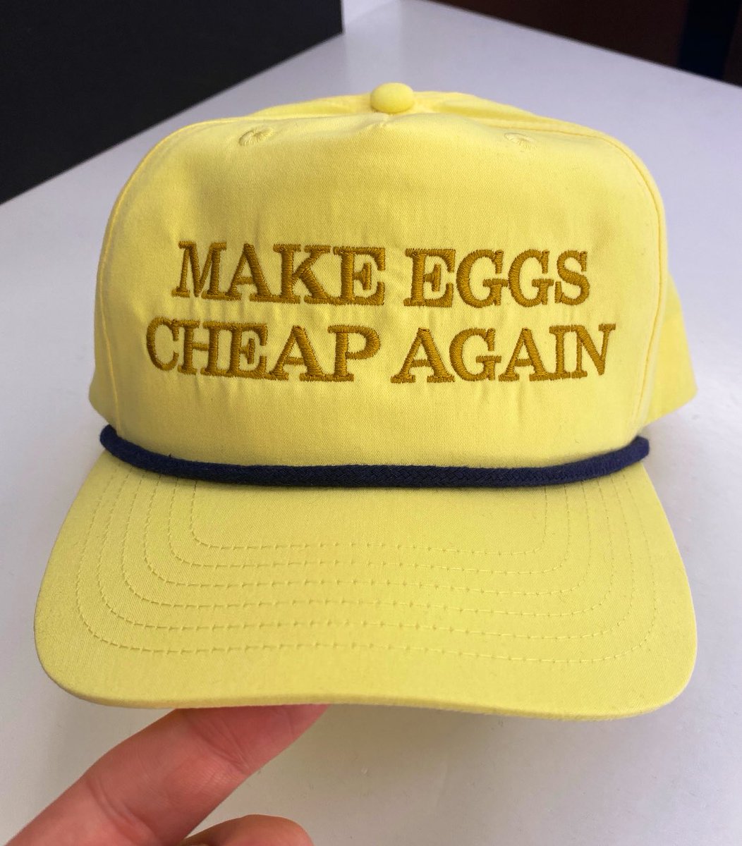 Con la compra de dos bandejas de huevos de La Huevería recibirá esta hermosa gorra para lograr un huevo más barato.