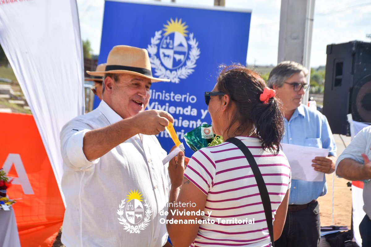 Mvot_Uruguay's tweet photo. El ministro @raul_lozanob junto al Subsecretario @tabarehl y autoridades de la @FloridaIDF acompañaron la entrega de 31 viviendas para el realojo de familias del asentamiento 18 de Julio y berro, departamento de Florida. #PlanAvanzar https://t.co/do0UCVNQmf