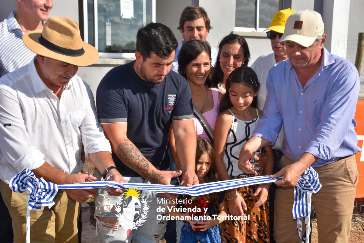 Mvot_Uruguay's tweet photo. El ministro @raul_lozanob junto al Subsecretario @tabarehl y autoridades de la @FloridaIDF acompañaron la entrega de 31 viviendas para el realojo de familias del asentamiento 18 de Julio y berro, departamento de Florida. #PlanAvanzar https://t.co/do0UCVNQmf