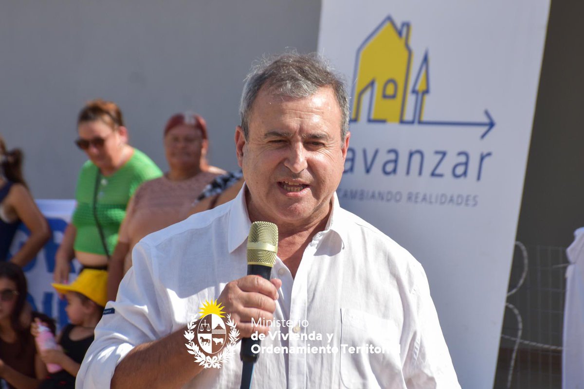 Mvot_Uruguay's tweet photo. El ministro @raul_lozanob junto al Subsecretario @tabarehl y autoridades de la @FloridaIDF acompañaron la entrega de 31 viviendas para el realojo de familias del asentamiento 18 de Julio y berro, departamento de Florida. #PlanAvanzar https://t.co/do0UCVNQmf