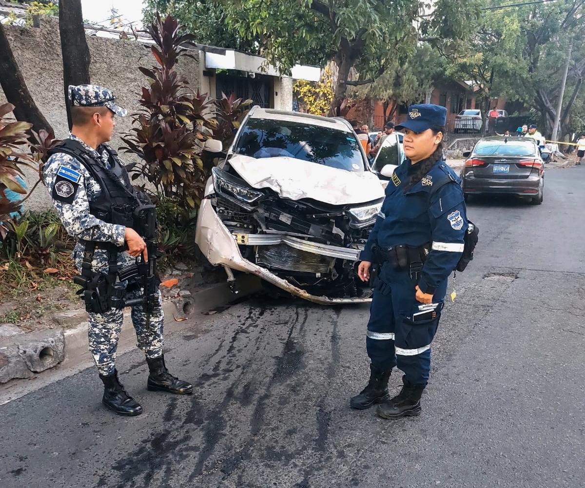 PNCSV's tweet photo. Un hombre falleció en un múltiple accidente de tránsito registrado sobre la antigua calle a Huizúcar frente a la gasolinera de Loma Linda, en San Salvador.

Son 6 vehículos los involucrados, una persona fue trasladada a un centro asistencial.

Permanecemos en la zona indagando los hechos.