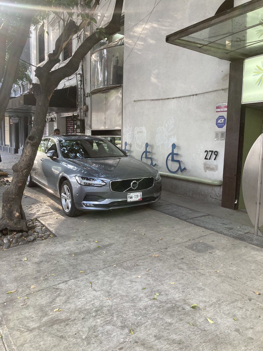 Otra vez en la Clínica de rehabilitación para persona con discapacidad, pero claro, hay que ser empáticos aunque a ellos les valga madre.