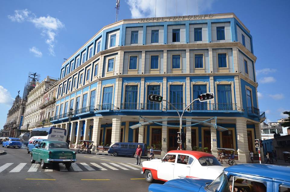 JL_Spartan's tweet photo. 🚨 UNA BOMBA DE TIEMPO EN LA HABANA: EL HOTEL TELÉGRAFO PODRÍA SER EL PRÓXIMO SARATOGA 🚨

⚠️Vecinos del Hotel Telégrafo en #LaHabana temen una nueva tragedia similar a la explosión del Hotel Saratoga en 2022. 

⚠️Denuncian que el hotel, gestionado por la empresa militar Gaviota S.A., recibe gas licuado mediante pipas en plena vía pública, rodeado de motos eléctricas, taxis y transeúntes, con un alto riesgo de explosión. 

⚠️A pesar de las quejas, las autoridades, la gerencia del hotel y la policía hacen caso omiso. Los custodios permiten el parqueo a cambio de dinero, ignorando las señales de prohibido estacionar. 

⚠️"El olor a gas es fuerte y la gente fuma cerca del camión", advierten los residentes, quienes viven con miedo a que ocurra otra tragedia de esa magnitud en #Cuba😨.