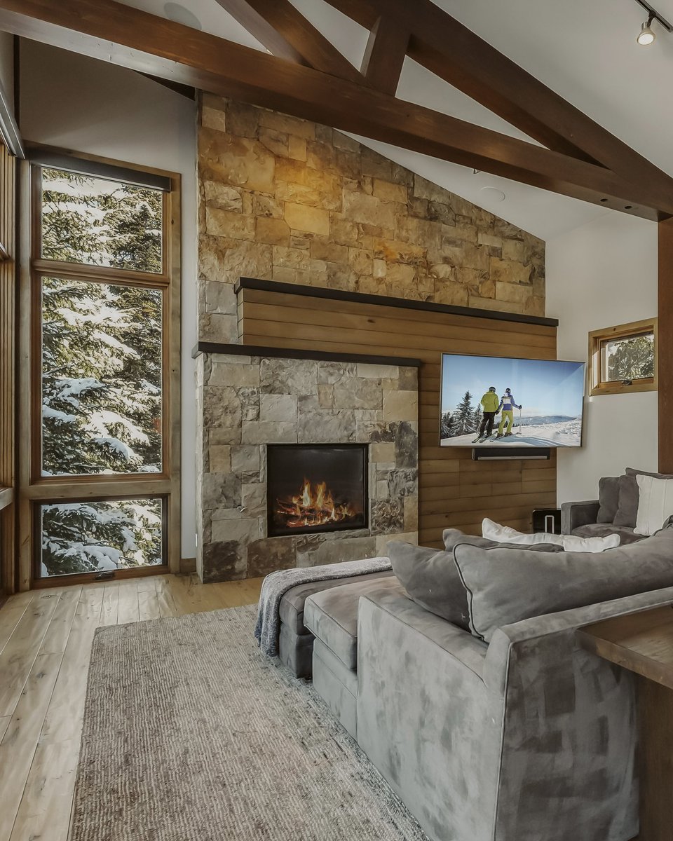 Cozy corners and endless views. Who’s claiming the best seat by the fire?

See More:
invitedhome.com/vacation-renta…