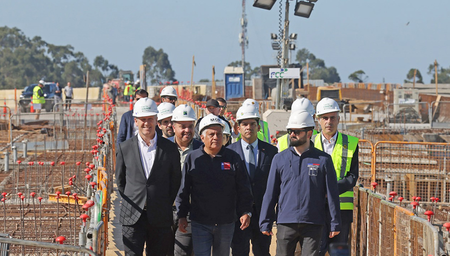 En el marco de su gira por la región del Biobío, el Presidente Gabriel Boric visitó las Obras del Puente Industrial, el cual presenta un 83% de avance en sus obras. 🚙 Descubre más 👉🏼 bit.ly/4g0zksQ