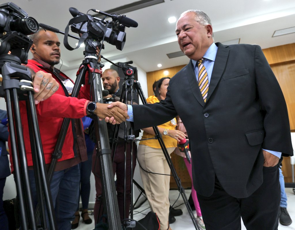 Apretón de manos con el encargado del órgano electoral de Venezuela, Elvis Amoroso.

Ésto fue el 19 de febrero de este año. Ese día el señor Amoroso dió fecha para las elecciones de gobernadores estadales y diputados del parlamento.