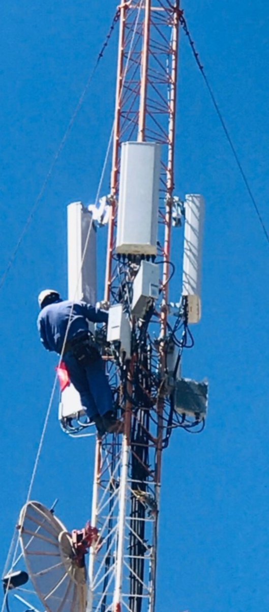 En pocos días se han instalado en #Cuba 1️⃣0️⃣ nuevas radiobases.
La última en el consejo popular Jaguey Norte, con tecnoligía 2G/3G/4G, ➕ frecuencia de 2100 MHz (B1). Un consejo con baja cobertura que mejora su calidad de servicio y suma nuevos usuarios. 
#EtecsaConCuba