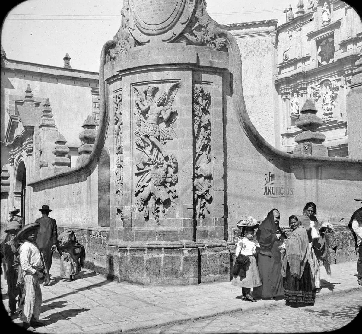 cdmexeneltiempo's tweet photo. La iglesia de San Hipólito y su entorno hacia 1900. En el cruce de Zarco y la actual avenida Hidalgo está un relieve que todavía existe.

📷: National Archives https://t.co/qfFLd0JfzZ