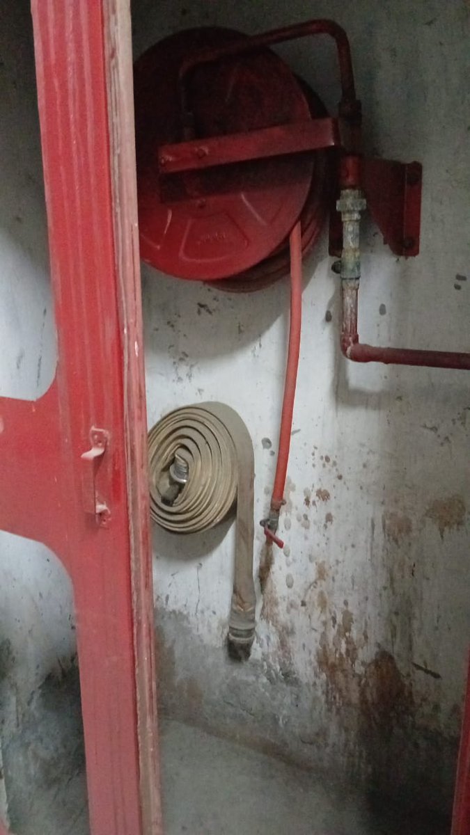 OxyHomeParivar's tweet photo. @oloojl @dm_ghaziabad @CMOfficeUP @fireserviceup @myogioffice @KirtiIla @Uppolice पिछले 2 सालों से ठप पड़े फायर सिस्टम पर अग्निशमन विभाग ने कई नोटिस जारी किए, लेकिन AOA ने उन्हें नजरअंदाज कर दिया। अब जब लाइट काटने का नोटिस मिला, तो AOA के कालातीत उपाध्यक्ष सोसाइटी के व्हाट्सएप ग्रुप पर अफवाह फैलाने में लगे हैं। आखिर इन्हें निवासियों की सुरक्षा चिंता क्योंनहीं? https://t.co/nF1GwDrSuO