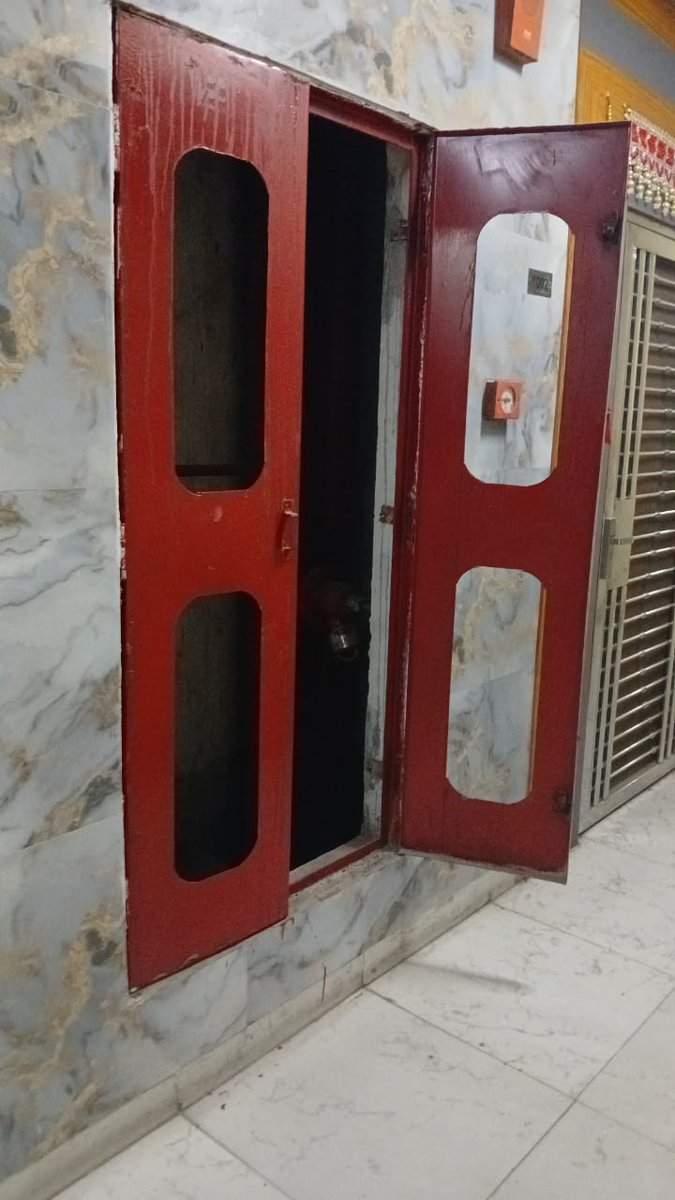 OxyHomeParivar's tweet photo. @oloojl @dm_ghaziabad @CMOfficeUP @fireserviceup @myogioffice @KirtiIla @Uppolice पिछले 2 सालों से ठप पड़े फायर सिस्टम पर अग्निशमन विभाग ने कई नोटिस जारी किए, लेकिन AOA ने उन्हें नजरअंदाज कर दिया। अब जब लाइट काटने का नोटिस मिला, तो AOA के कालातीत उपाध्यक्ष सोसाइटी के व्हाट्सएप ग्रुप पर अफवाह फैलाने में लगे हैं। आखिर इन्हें निवासियों की सुरक्षा चिंता क्योंनहीं? https://t.co/nF1GwDrSuO