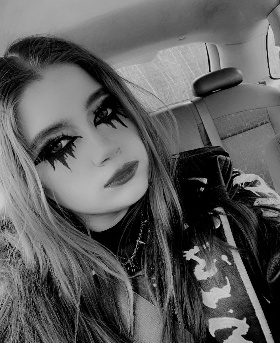 angeloffthice's tweet photo. Drop a photo of yourself but make it b&amp;w 🖤🤍 https://t.co/JhecQKl6Qa
