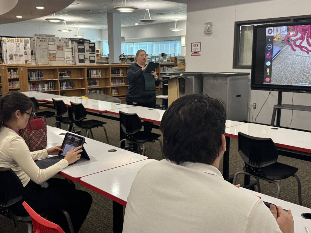 EdtechCodyRob's tweet image. Myself and @EdTechWard spent the day with teachers at GCM learning about @ChatterPixIt @ARMakrApp and @Sphero bolts. Enjoyed working with our patriot teachers. @gccisd_edtech @GCCISD #edtechWIN