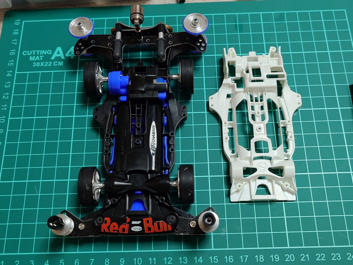CalvinTmd's tweet photo. このARシャーシは驚くほど巧みに作られている。
#ミニ四駆
#mini4wd
#archassis 
#tamiya https://t.co/1m7CfyCw1g