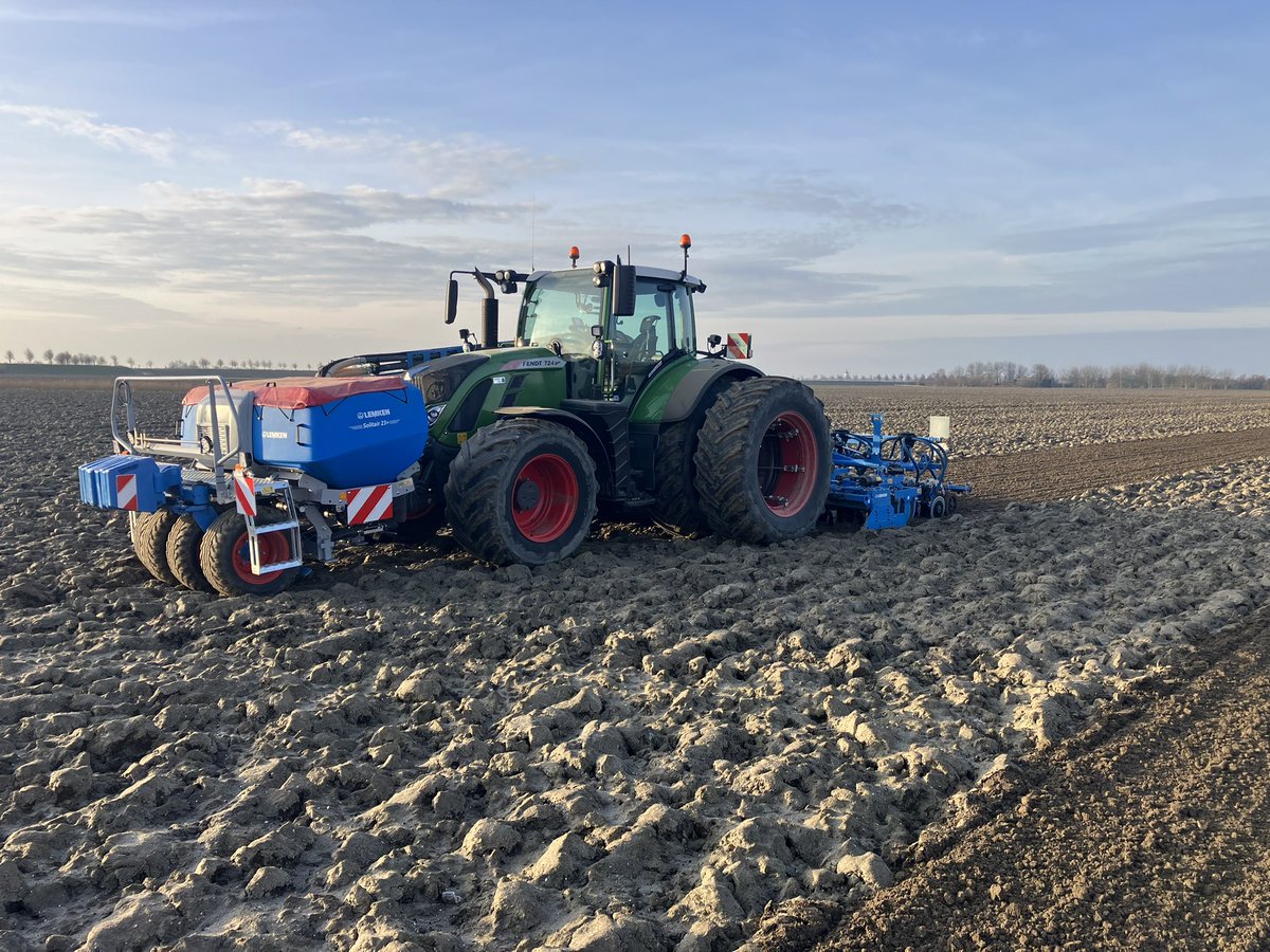 Een mooie dag om vandaag de laatste hectares zomergerst zaaien. #akker #KMWP #agriculture