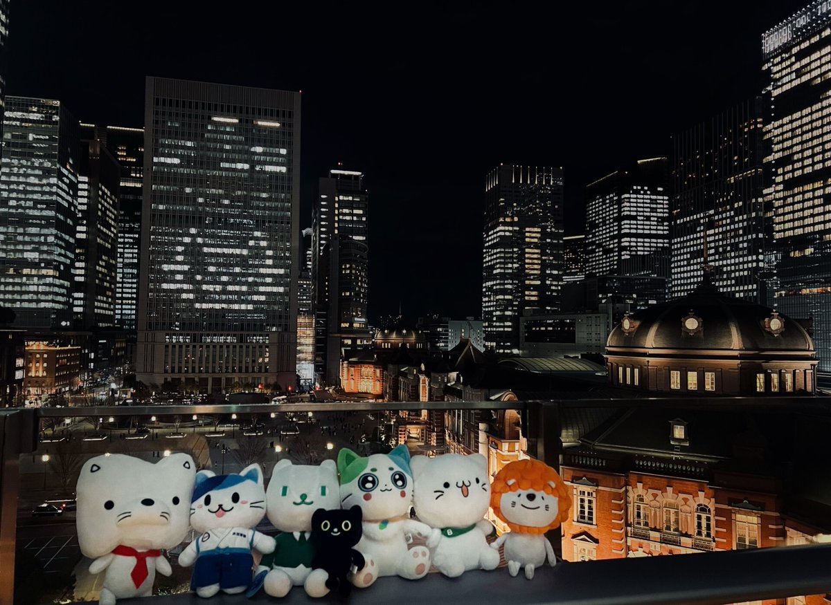 明日、2/22は #猫の日🐱
なんと！2/21の18時～19時、東京駅前の日本生命丸の内ビルに猫が出現！！
#ニャッセイ も #猫の手で猫の日を盛り上げ隊2025 の隊員たちと一緒に見ました！
猫の日が盛り上がりますように🐾

見かけた方は #ニッセイ猫の日前夜祭 をつけてぜひ投稿してください📷
#窓文字