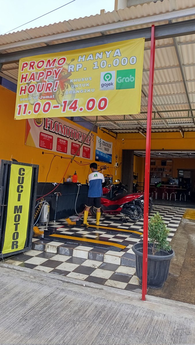 Buat Ojol nyuci bersih cuma Ceban, TKP seberang stasiun Klender Baru arah RS. Islam.