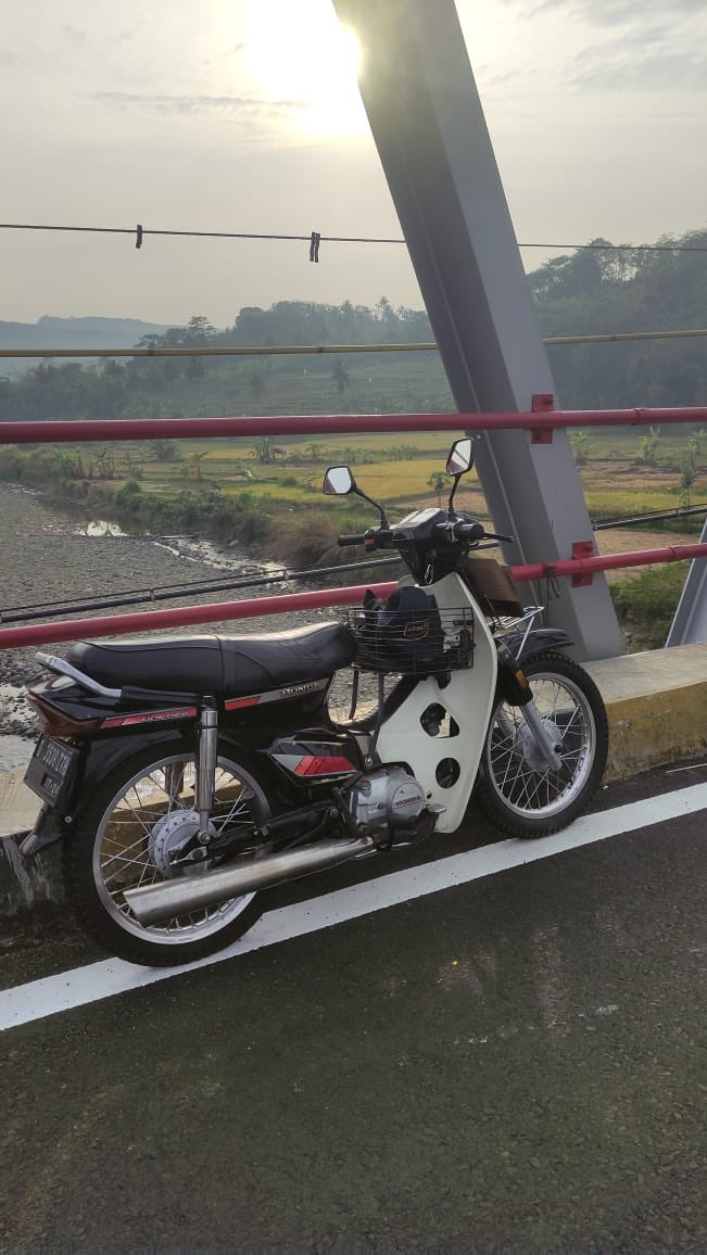 DIJUAL HONDA ASTREA PRIMA 1990 

•Komplit Plat D + faktur 
•Samsat Soreang 
•Kaki-kaki, body &amp; kelistrikan baru beres peremajaan
•Minus pajak aja off 
•Selebihnya siap gas ngenggg

Mau sekalian restorasi? Bolehh

Harga reply / dm saja yes

Lokasi Bandung siap kirim 🙌🏻