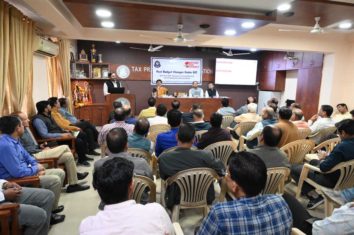 EXCISECGST's tweet image. Indore CGST Commissionerate organized an interactive session on 13.02.2025 in Indore on the changes proposed in Budget 2025 under GST. Shri Yogesh P Unde (JC) was present along with other CGST officers, various Trade Practitioner Association members and Taxpayers of Indore