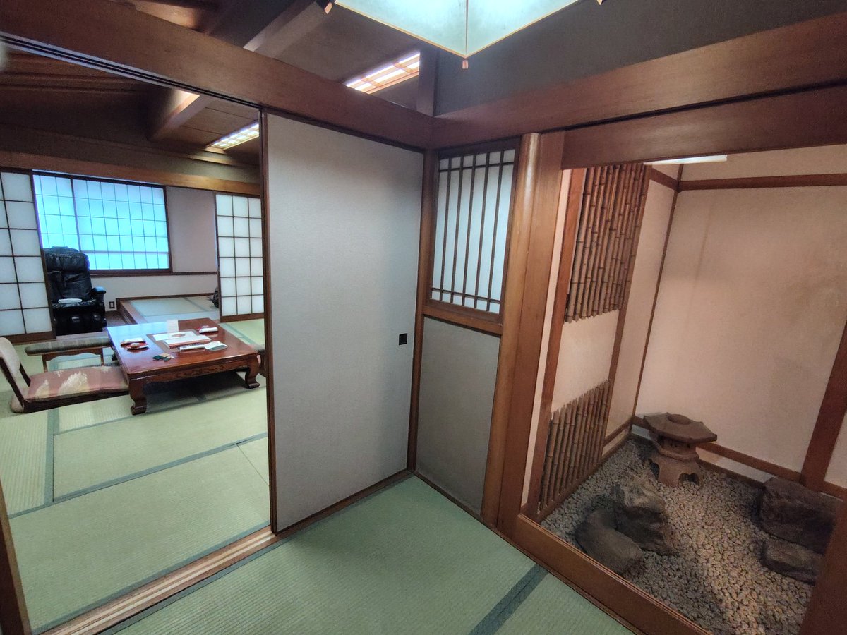 ymickey629's tweet photo. お部屋の内風呂が源泉。58度ということなのでとりあえずためてみる事にします。書院造の部屋が何かはよく分かりませんがマッサージチェアもあるし生花を生けてあるし、今のところいい宿そうです^⁠_⁠^ https://t.co/DvyDHDfslz