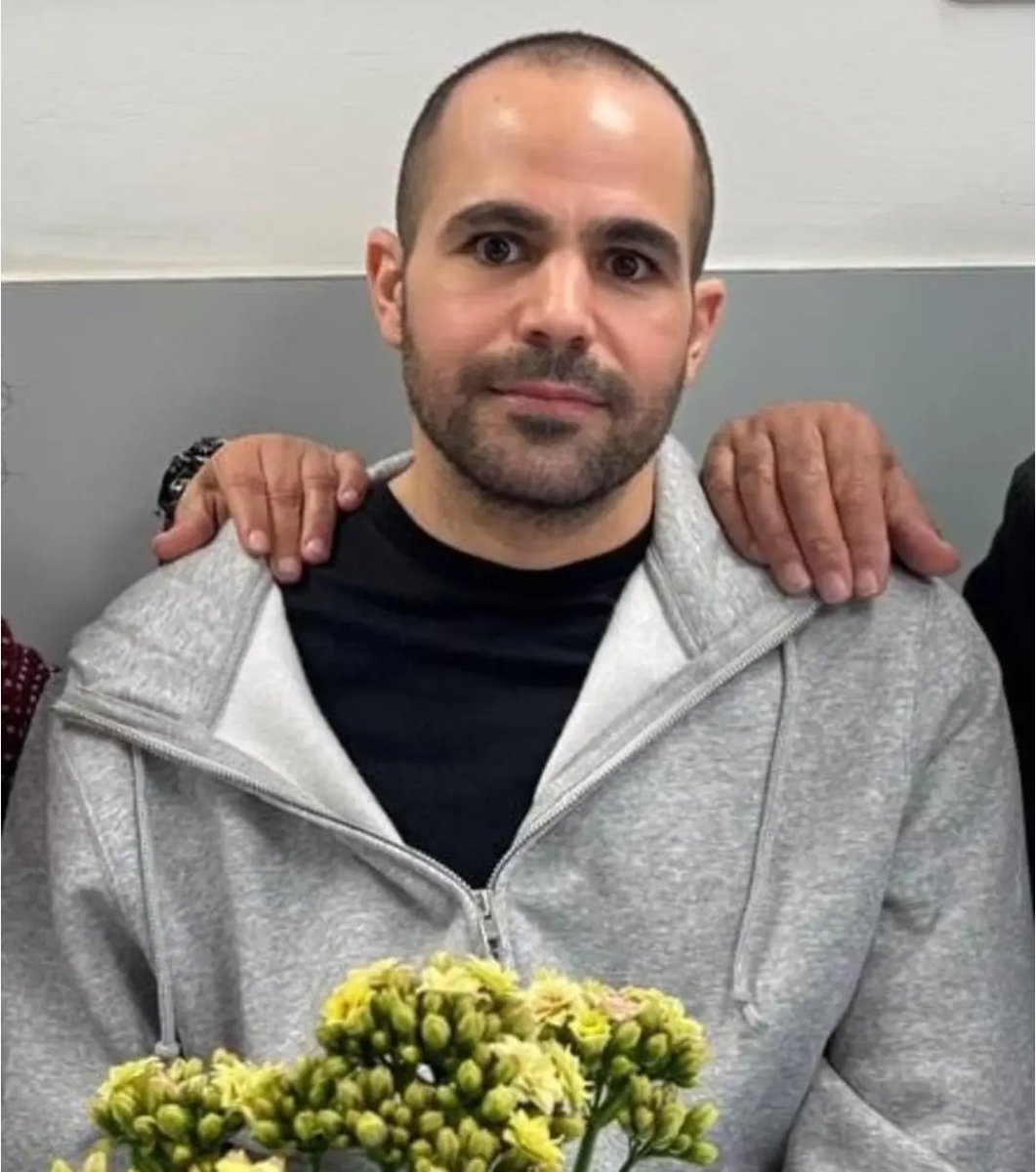 Yarden Bibas,
Tu as été torturé dans les tunnels de Gaza.
Pour mieux te torturer, ils ont assassiné tes 2 enfants.
Et pour te torturer davantage, ils ne t'ont pas rendu Shiri, sans savoir où elle est.
Tes souffrances ne sont plus à notre portée.
Le monde humain est avec toi!💔