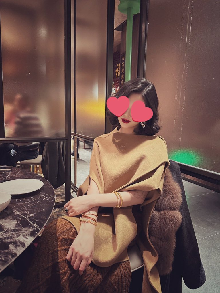 麻烦兄弟们私信时候带上照片介绍，女士看了照片觉得合适，再给你发人妻照片，你自己报价。
兼职也不是随时就能操。提前约好时间，人妻得安顿好孩子。