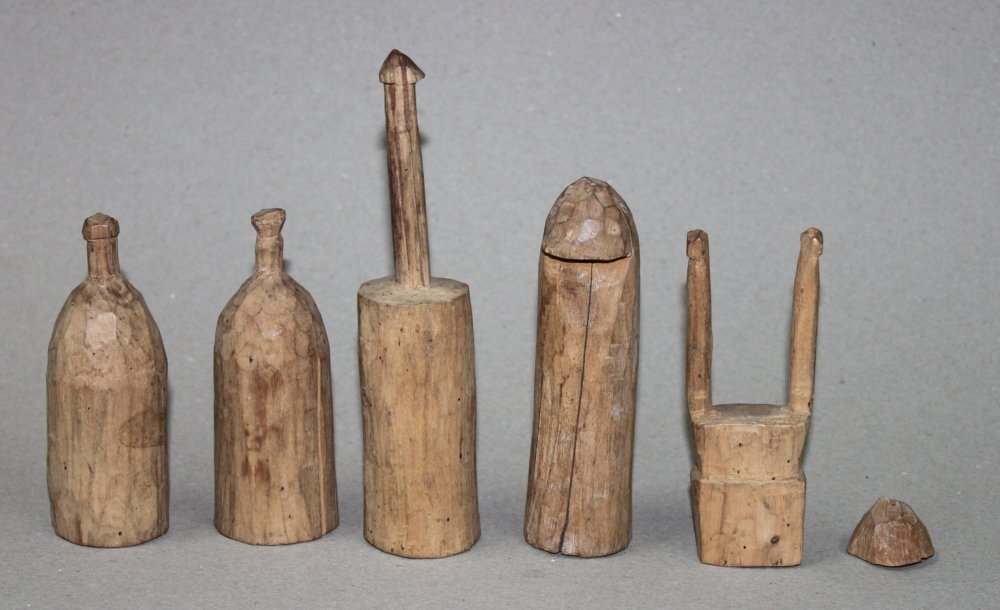babel56's tweet image. Wooden chess set (with playing field made of goatskin)
King: 16,5 cm high, pawn: 2,4 cm; chessboard: 49 x 49 cm
Nigeria, Bornu
20th century
#chess #ChessmenAndChessSets #Nigeria #Bornu
📷 #KPAC87, #399, EP € 50,-, HP € 1.000,-