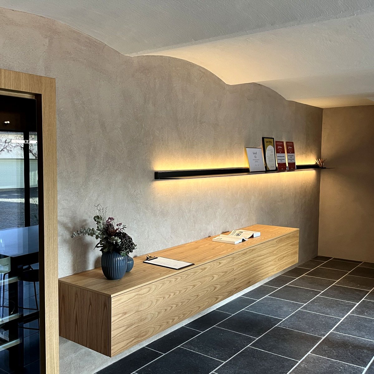 Neugestaltung eines Verkostungsraums für edle Tropfen in einem Weingut in Rheinhessen. Mehr zum Projekt erfahren Sie im Beitrag >  malerische-wohnideen.com/blog/kalkputz-…