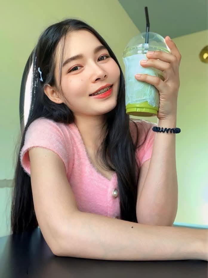 ระหว่างหนูกับชาเขียวอะไรจะน่ากินกว่ากันน่ะ ☺️  #ผู้หญิงติดชาเขียว #เหงาจัง #ทำงานว่นไป     LINE     maymay_199