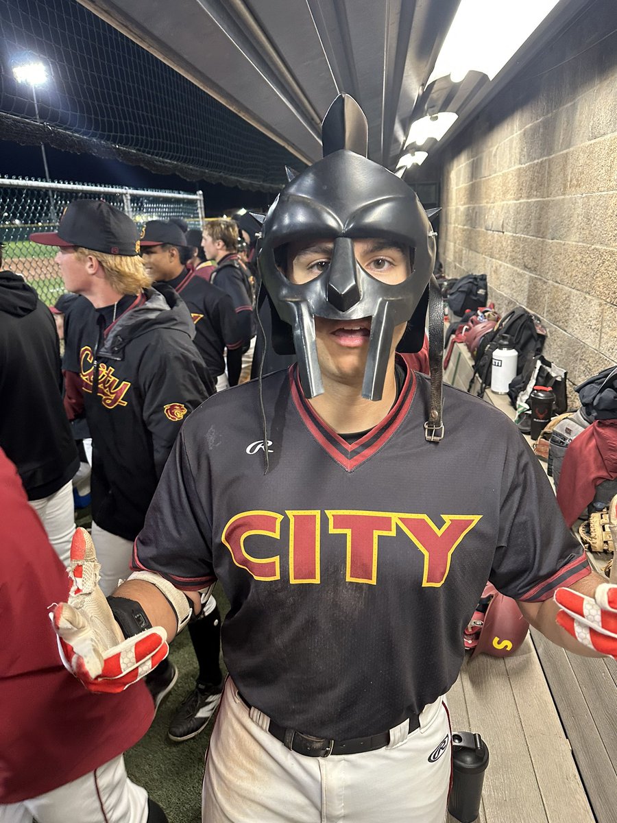 Sotomayor ties the game with a big fly to right. The Panthers are hot! 4-4 in the bottom of the 5th.