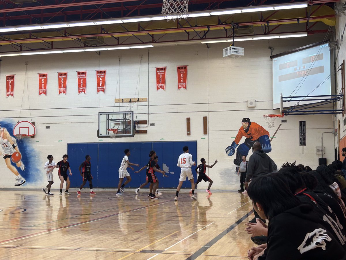ayjacksonss's tweet image. Heart-stopping action on the court! 🏀🔥 AY Jackson and Newtonbrook battled it out in a nail-biting Jr. Boys Basketball final, but AYJ came out on TOP! 💪🏆 A game for the ages; pure hustle, passion, and victory! #Champions #BasketballShowdown @JamesX_Li @pctdsb