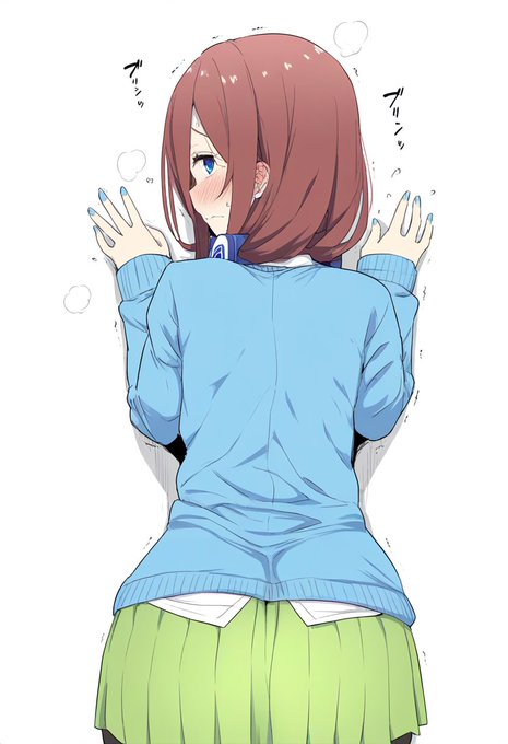 壁に手をつく三玖 