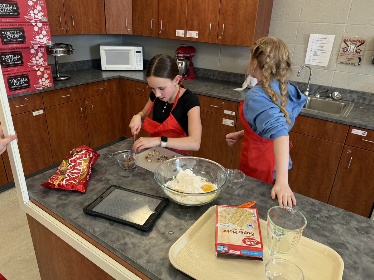 BizMathGuy's tweet image. Business Math 6 - The Cake Cookie Showdown Begins!
Aprons on, whisks ready—the Cake Cookie Challenge is officially underway! With a little bit of sugar, flour, and a pinch of chaos the teams whip up their sweetest creations. #BearGrove #Bizmathguy @ByronMSBears @ByronBears