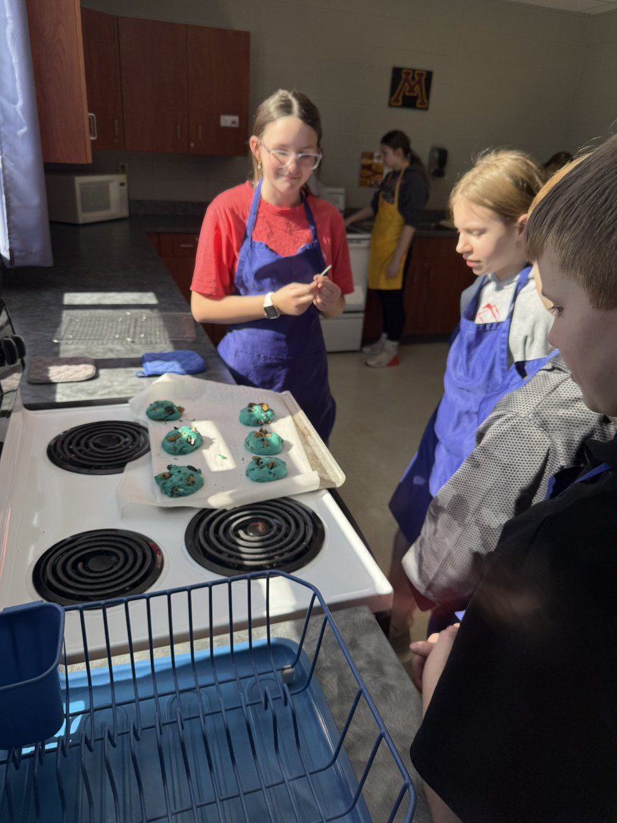 BizMathGuy's tweet image. Business Math 6 - The Cake Cookie Showdown Begins!
Aprons on, whisks ready—the Cake Cookie Challenge is officially underway! With a little bit of sugar, flour, and a pinch of chaos the teams whip up their sweetest creations. #BearGrove #Bizmathguy @ByronMSBears @ByronBears