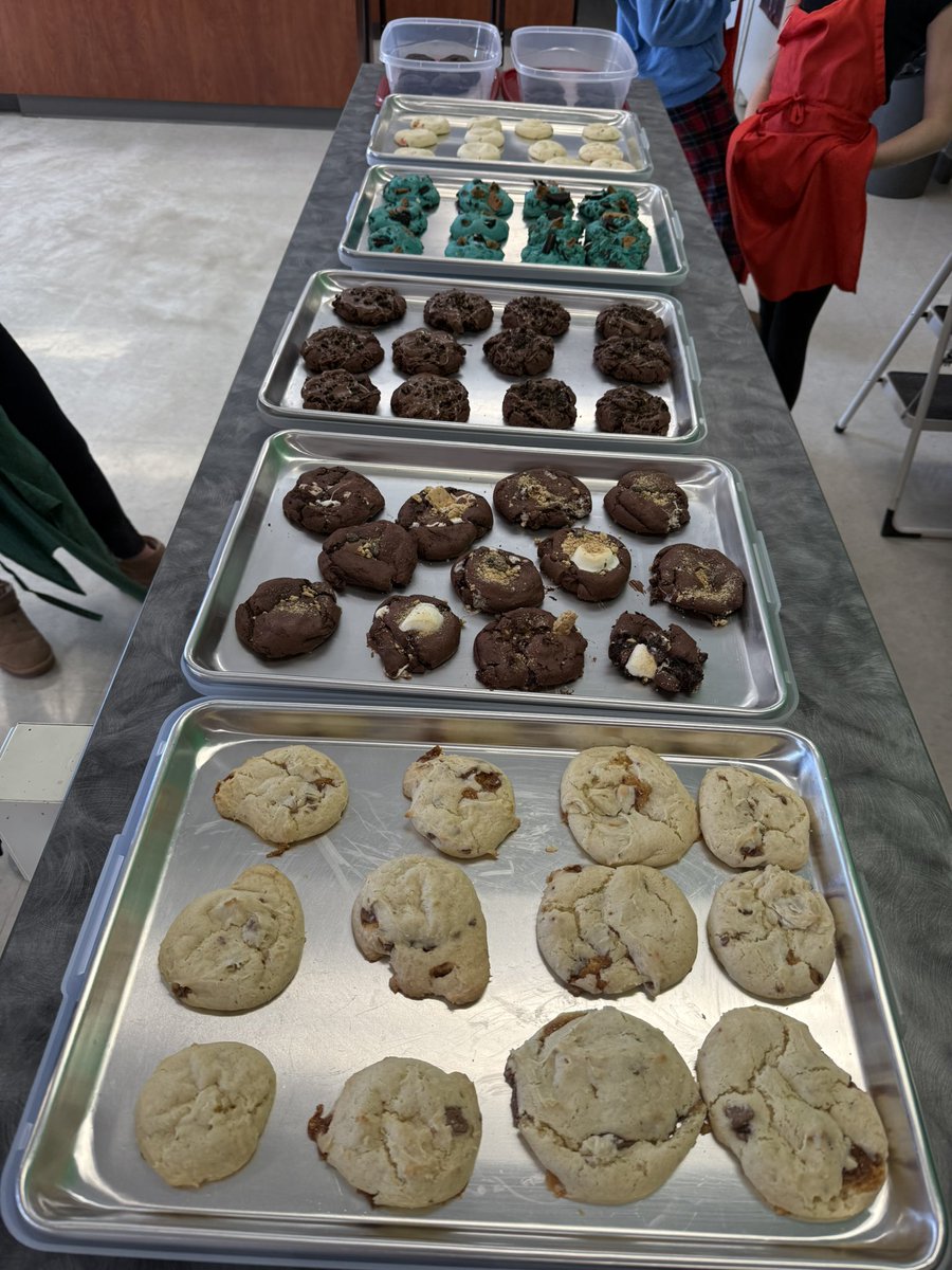 BizMathGuy's tweet image. Business Math 6 - The Cake Cookie Showdown Begins!
Aprons on, whisks ready—the Cake Cookie Challenge is officially underway! With a little bit of sugar, flour, and a pinch of chaos the teams whip up their sweetest creations. #BearGrove #Bizmathguy @ByronMSBears @ByronBears