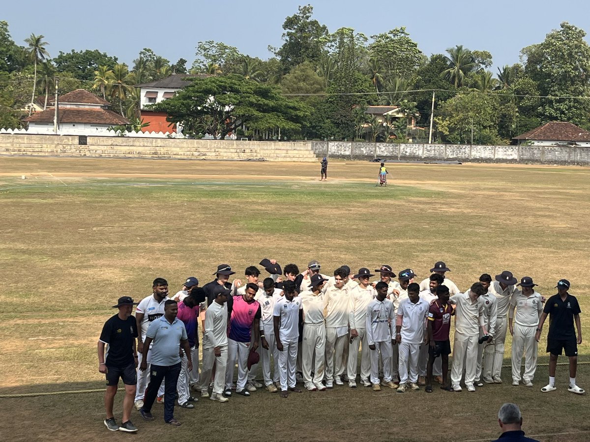 WinCollCricket's tweet photo. U18s struggled at Bandaragama as a strong attack knocked over the top 3. Rhys led the recovery with 28, Will, James, Stan, George B battling too.
The openers smashed to 62 in 7 before Stan and the spinners got to work, Sam, Tom, George applying the squeeze on our way to a win. https://t.co/X7xsVwsYBD