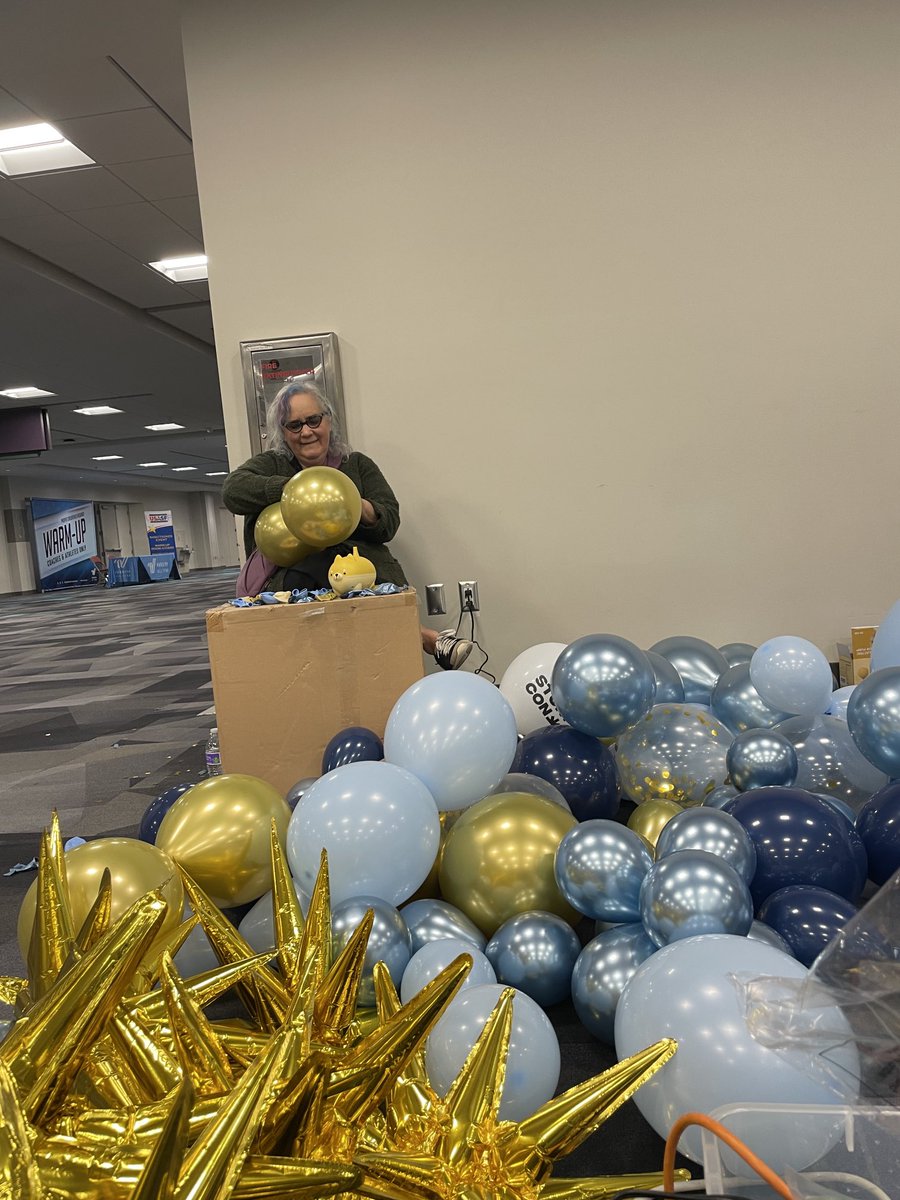 Kiss the Book tweet media