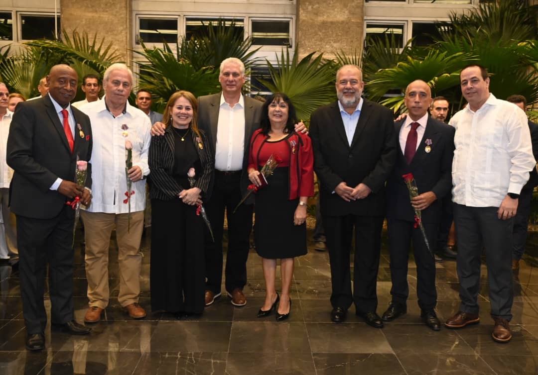 japortalmiranda's tweet photo. 🇨🇺 Este jueves científicos cubanos recibieron la Orden Carlos J. Finlay, varios del sector de la #Salud, cuya obra refleja el espíritu incansable de la comunidad científica en #Cuba.
Su capacidad para innovar, buscar soluciones y mantener la excelencia científica, los distingue. https://t.co/0O3MvbRXe8