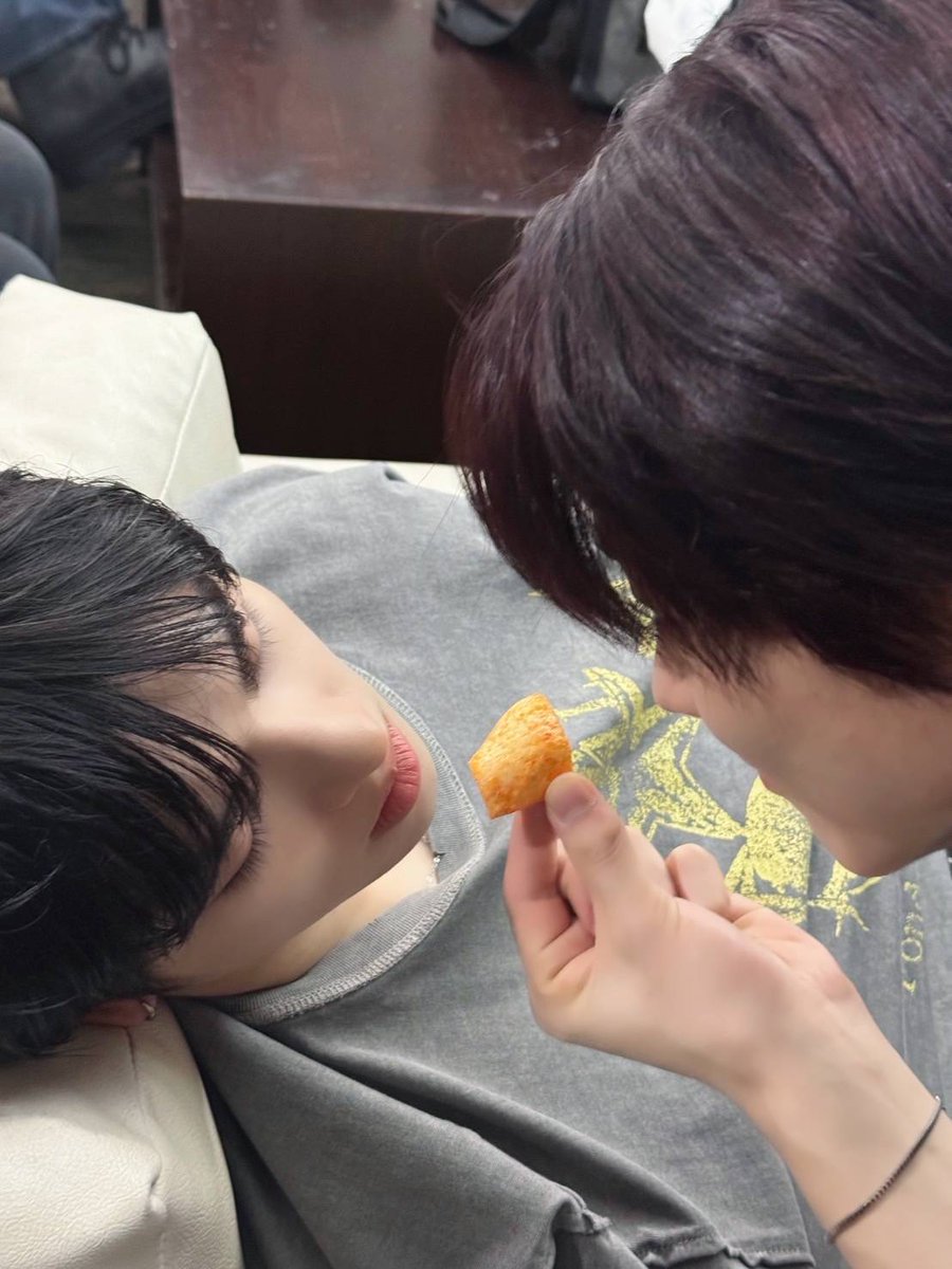 [#HONG]
잠자는 숲속의 요치곤듀를 깨우는 법🍅
#POW #파우 #홍 #Gimme_Love