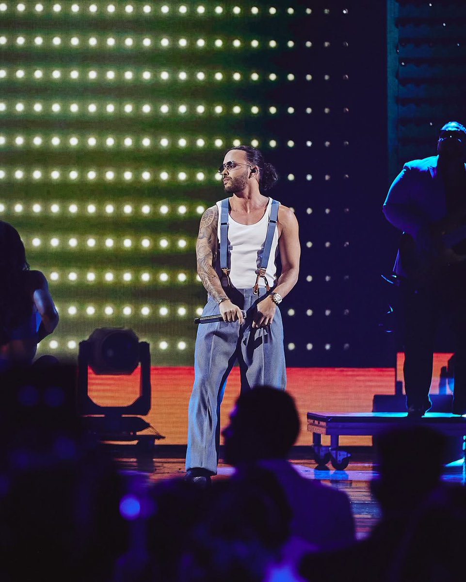 SonyMusicLatin's tweet photo. Con una performance increíble, @PrinceRoyce took over el escenario de #PremioLoNuestro 💫🌕 https://t.co/uSEOc5qFWv