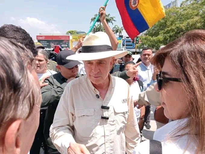 petroespueblo's tweet photo. ¿Cuántos estamos de acuerdo en que Uribe debe estar en la cárcel y no haciendo campaña?🇨🇴 

Si estás de acuerdo dale ❤️🔁
#UribeCulpable 
#UribePresoYa https://t.co/B95mjYY0hm
